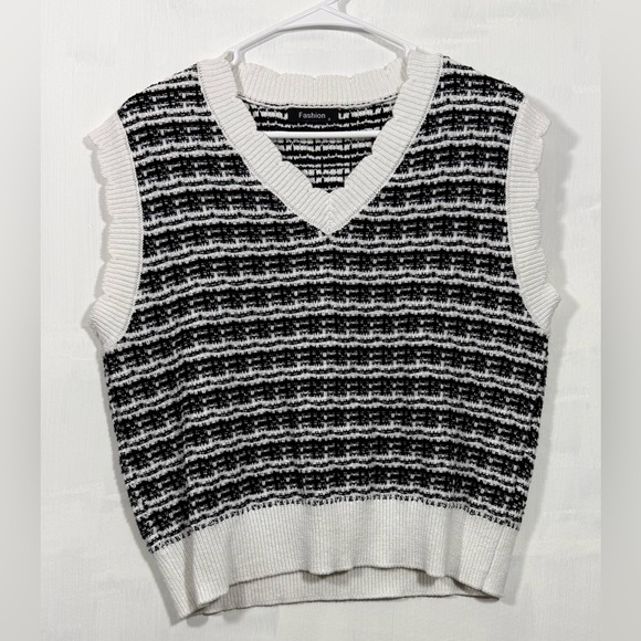 Sweaters - Fashion Size Small Black and White Sleeveless Sweater Vest